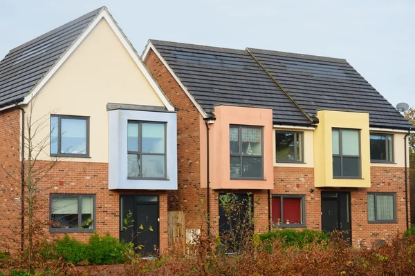 Rij van kleurrijke moderne Britse huizen — Stockfoto