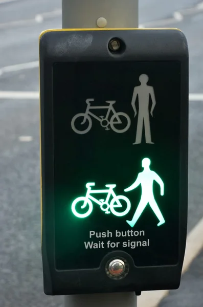 Сигнал пішохідного контролю на зеленому — стокове фото