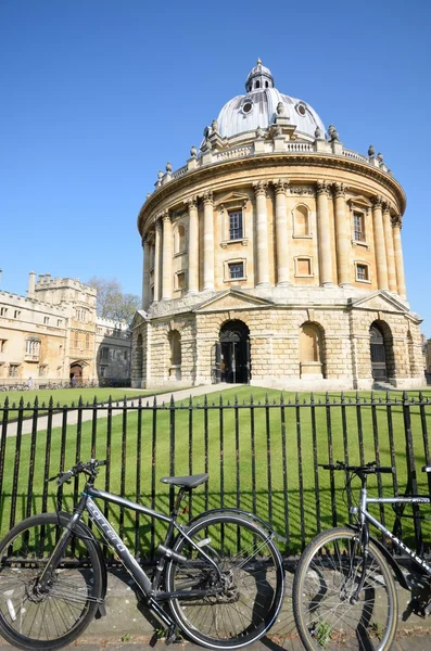 Radcliffe cámara Oxford con bicicletas en primer plano — Foto de Stock