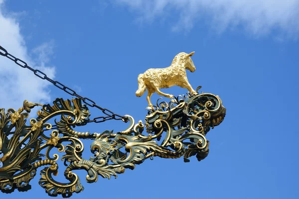 Gyllene lamm staty och tecken — Stockfoto