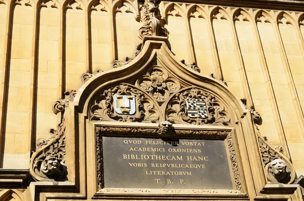 Inscription latine au-dessus de la porte de la bibliothèque bodléienne — Photo