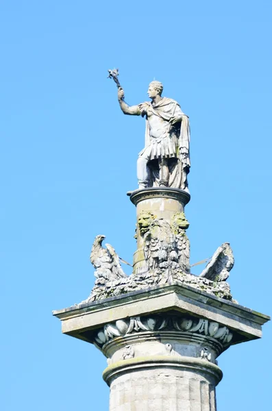 Άγαλμα της νίκης στην κορυφή της στήλης — Φωτογραφία Αρχείου