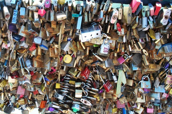 Vorhängeschlösser auf Brücke über seine gesperrt — Stockfoto