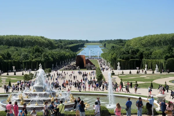 Tuinen van Versailles Palace met menigte — Stockfoto