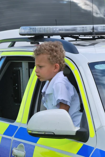 Μικρό αγόρι που παίζει στο αυτοκίνητο της αστυνομίας του Ηνωμένου Βασιλείου — Φωτογραφία Αρχείου