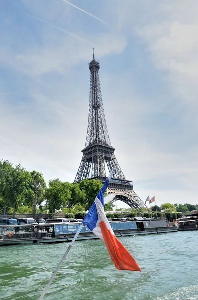 Torre Eiffel de barco no Sena com bandeira — Fotografia de Stock