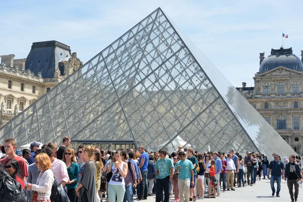 Grande fila de multidões fora do Museu do Louvre — Fotografia de Stock