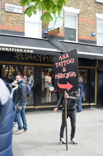 Uomo con cartello tatuaggio — Foto Stock