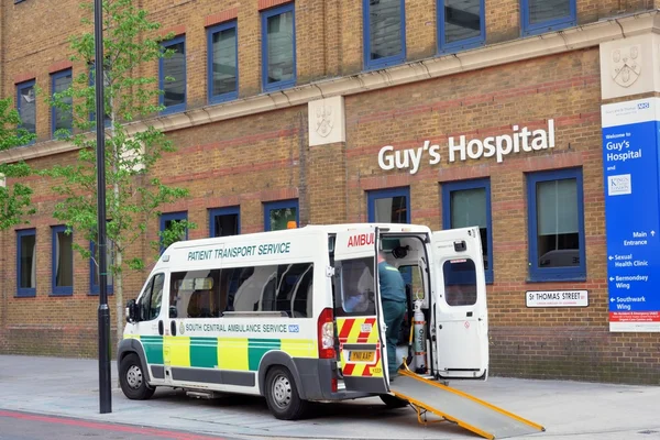 Guys Hospital dışında ambulans — Stok fotoğraf