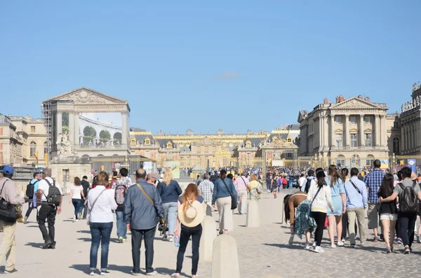 Grote wachtrij buiten het paleis van Versailles — Stockfoto