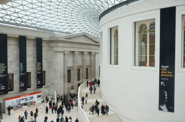 Davy návštěvníků hlavní hala uvnitř the British Museum — Stock fotografie