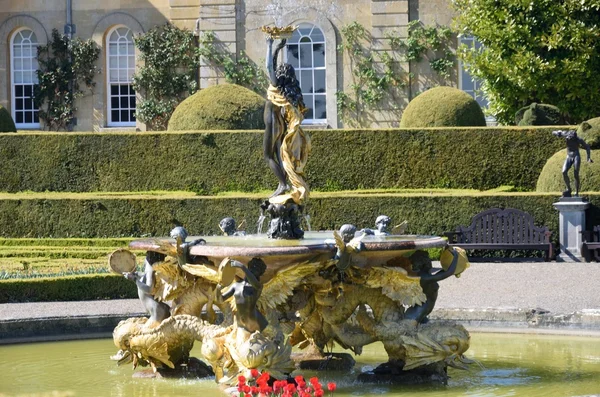 Sierlijke klassieke stijl Italiaanse fontein — Stockfoto