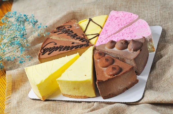 Отдельный торт разного цвета — стоковое фото