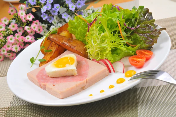 Miscelazione a freddo della salsiccia — Foto Stock