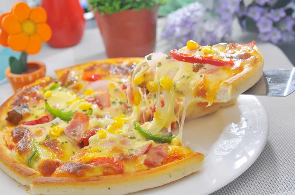The ham and Vegetable Pizza is on the plate. — Stock Photo, Image