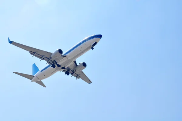 The plane is landing. — Stock Photo, Image