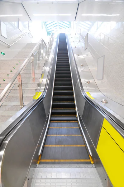 Escaleras mecánicas en el metro — Foto de Stock
