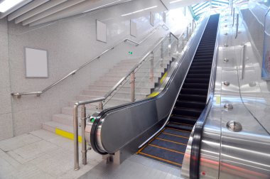 Metroda yürüyen merdiven var.