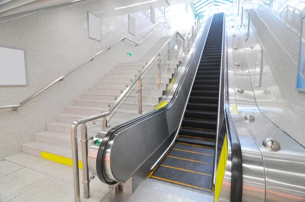 Rolltreppe in der U-Bahn — Stockfoto