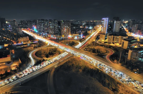 Vista noturna do viaduto urbano Imagens Royalty-Free