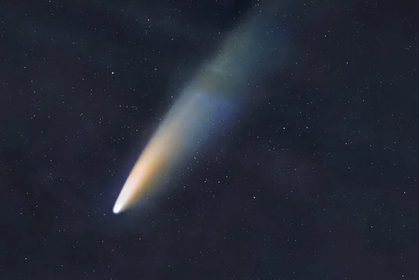 Μια Εικόνα Του Λαμπρού Κομήτη Στον Συννεφιασμένο Ουρανό — Φωτογραφία Αρχείου