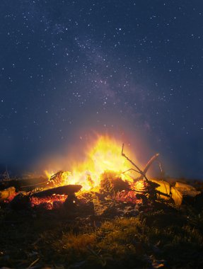 Gece kamp ateşi.