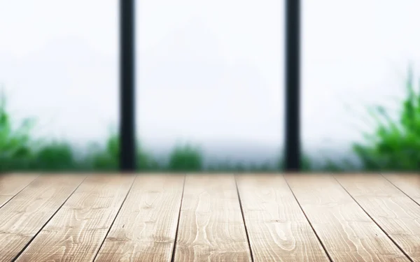 Dřevěná podlaha s rozmazané oknem — Stock fotografie