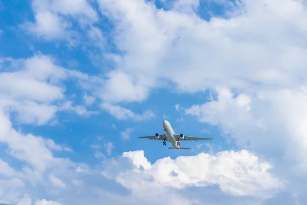 Flugzeug über Kopf fliegen — Stockfoto