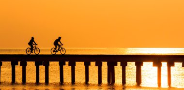 Siluet insanlar bisiklet sürüş