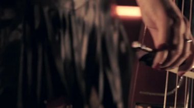 Onun enstrümanını çalan profesyonel çellocu