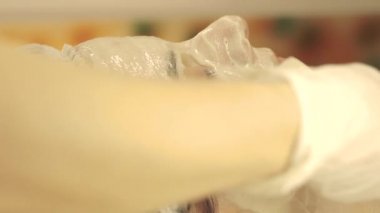 Kozmetik uzmanı kadınlar için kozmetik maske yapıyor.