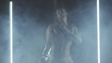 Zincirlerle dans eden seksi adam