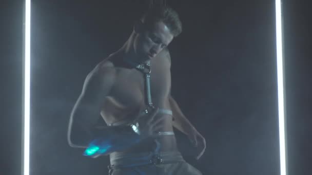 Sexy man dancing with chains in smoke — Stock Video