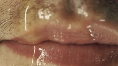 Ballı erkek dudakları. Ağza yakın çekim.