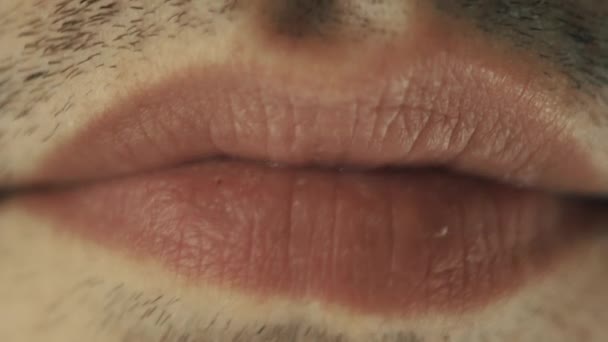 Masticar chicle en los labios masculinos. Primer plano en la boca — Vídeos de Stock