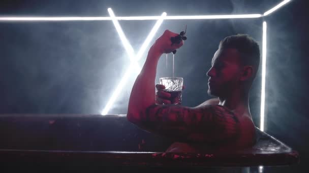 Giovane in vecchio bagno beve un drink e si versa — Video Stock