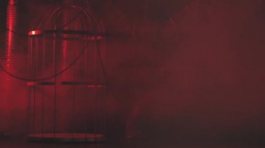 Duman, kırmızı ışıkta zincirler. Bdsm arkaplanı