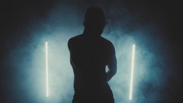 Silhuett av en dansande sexig man i rök — Stockvideo
