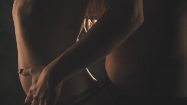 Ağır çekimde şehvetli bir çift. Tutkulu erkek ve kadın