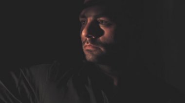 Siyah gömlekli bir adamın portresi. Işık ve gölge