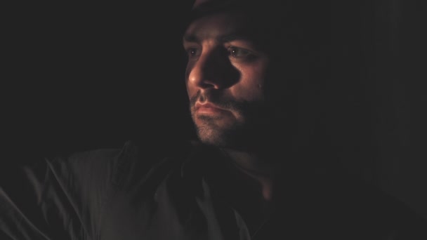 黒いシャツの男の肖像画。光と影 — ストック動画