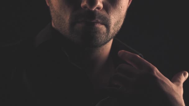 Πορτραίτο ενός άντρα με μαύρο πουκάμισο. Φως και σκιά — Αρχείο Βίντεο