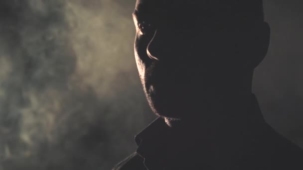 Portrait d'un homme en chemise noire. Lumière et ombre — Video