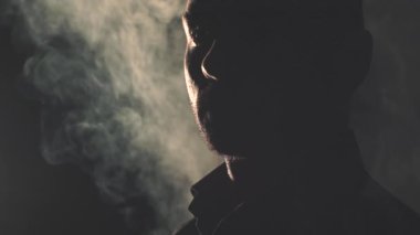 Siyah gömlekli bir adamın portresi. Işık ve gölge