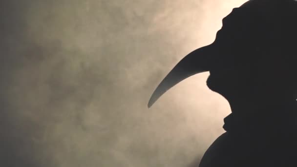 Silhouet van een gemaskerde man in de rook — Stockvideo
