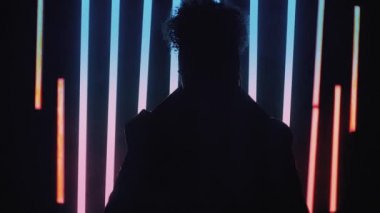 Neon ışıklı Afrikalı bir kadının silueti