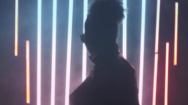 Neon ışıklı Afrikalı kadın portresi