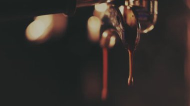 Barista kahve makinesinde bir fincan koyu kahve yapıyor.