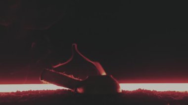 Cezve kırmızı ışıkta kahve çekirdeklerinin üzerinde duruyor.