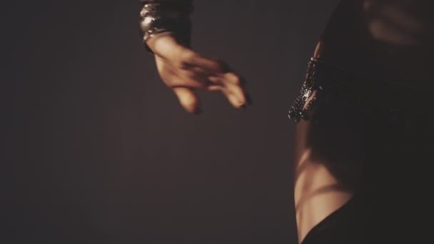 光と影で踊る官能的な女性 — ストック動画